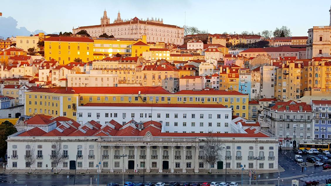 The Altstadt von Lissabon vom Hafen gesehen