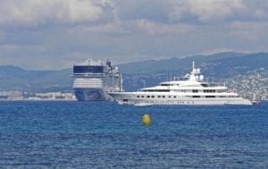 Reiseziele - Kreuzfahrtschiff und Luxusjacht im Hafen