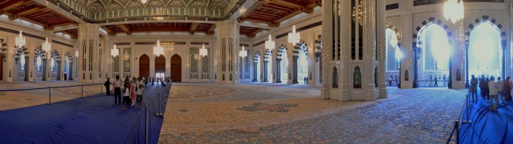 Der Innenraum der Sultan Qaboos Moschee