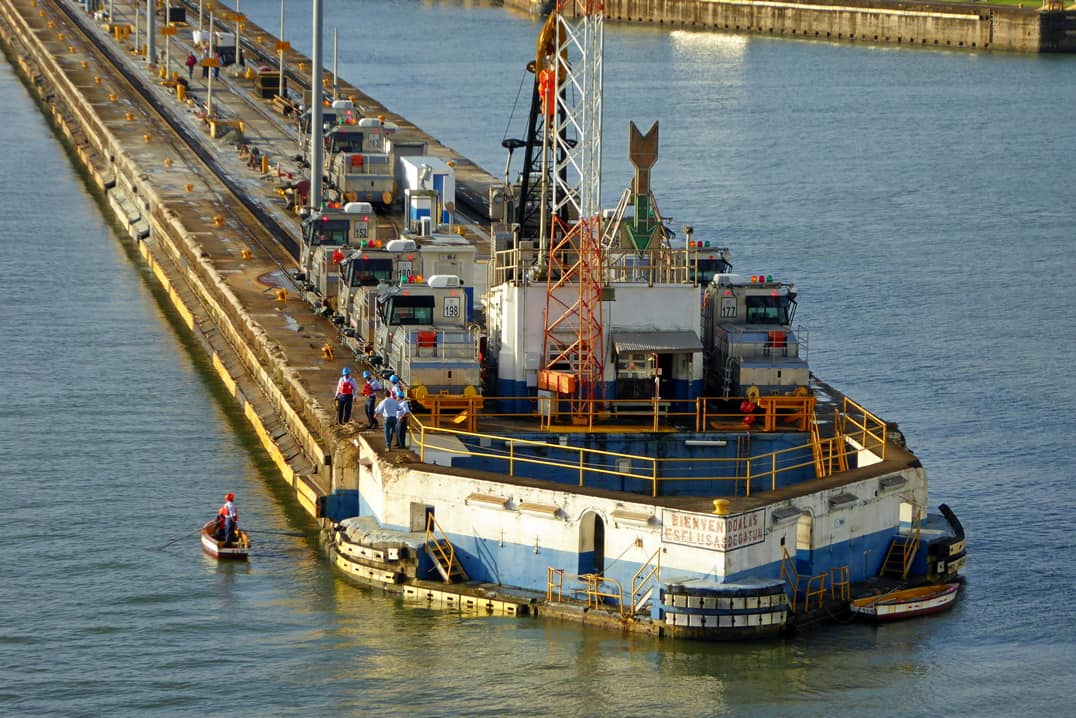 Man wartet auf uns. Einfahrt zum Panamakanal
