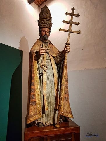 Einer der Heiligen im Museum in Santa Maria de Fe
