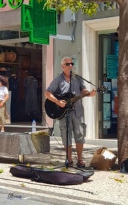 Ein Straßenmusikant in Funchal