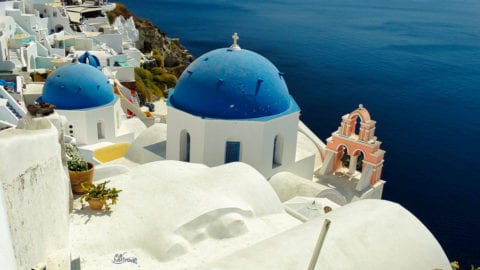 Die Typischen Kirchen mit der blaunen Kuppel von Santorini