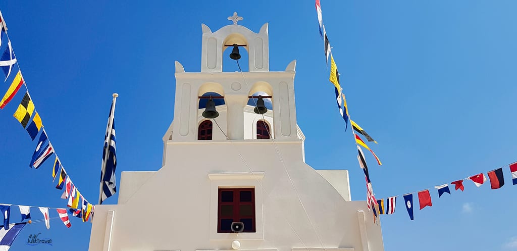 der Glockenturm der Kirche Panagia Platsani, Santorini
