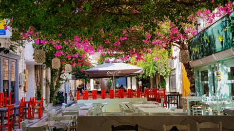 Straße mit tavernen in Syros