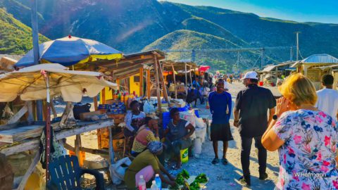 Erkunden des Marktes an der Grenze zu Haiti