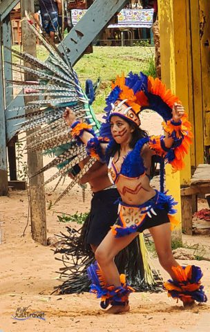 Mädchen muss einen Tanz bei lauter Musik aufführen, Boca do Valeria