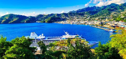 Blick zum Hafen und auf unser Schiff, St.Vincent