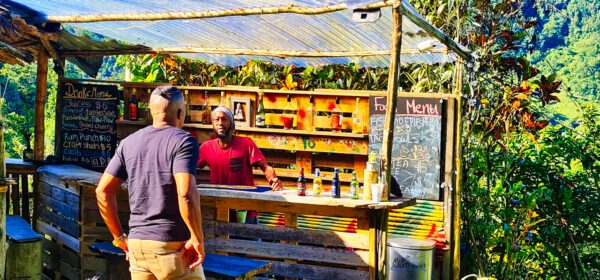 Stärkung an der Bar,, Dominica