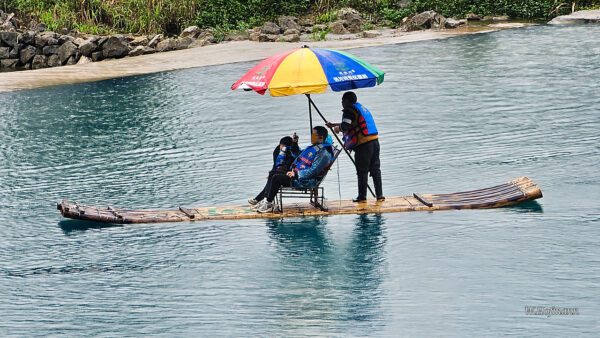 Floßfahrt bei Regen