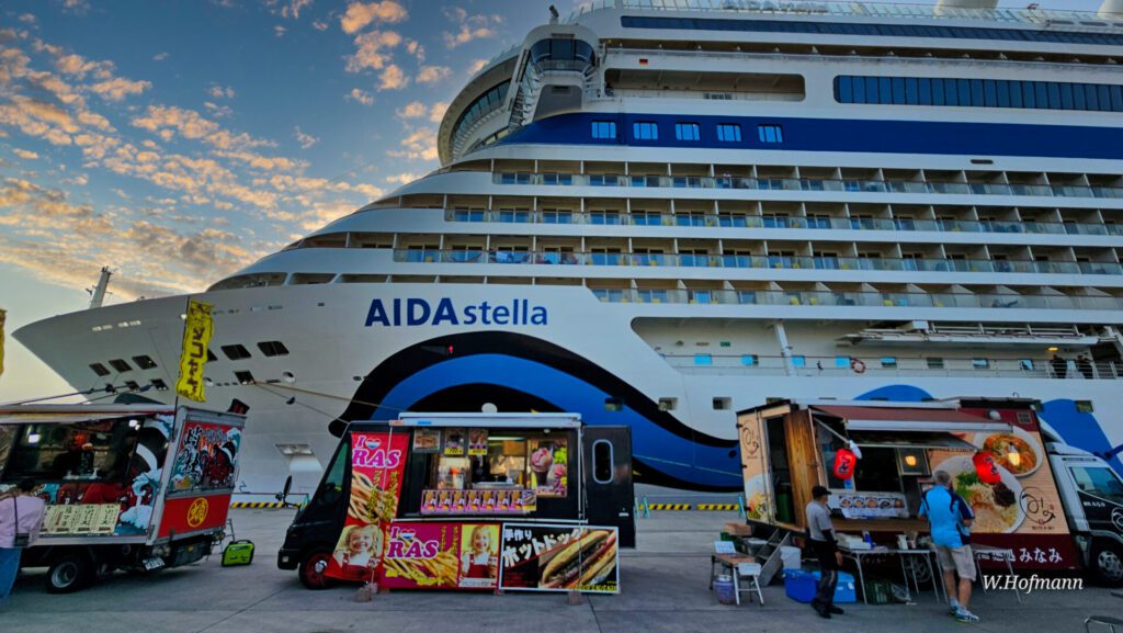 Ein Jahrmarkt vor dem Schiff