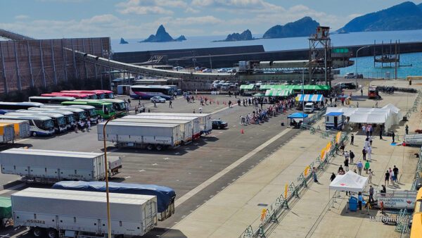 Ein typisches Bild wenn das Schiff im Hafen festgemacht hat - die Busse