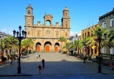 Die Kathedrale Santa Ana steht inmitten der Vegueta, dem ältesten Teil der Stadt Las Palmas de Gran Canaria. Der zweitürmige Bau ist die älteste und größte Kirche der Insel und Bischofskirche des Bistums Kanarische Inseln. Zur Kathedrale gehört das bedeutendste Archiv der Kanaren. (Source Wikipedia)
Bild Copyright justtravelpassion.de